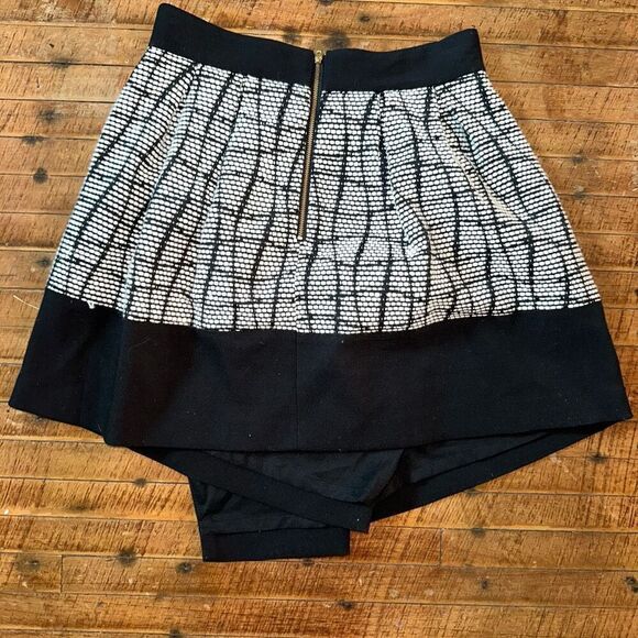 Banana Republic black & white asymmetrical 2P skirt - Picture 3 of 3